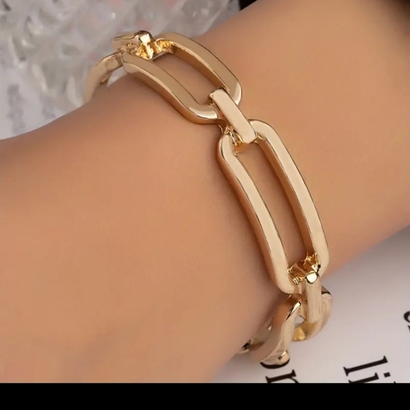 🆕️ Geometric Paperclip Design Bangle Gold Plated Bracelet. - Picture 2 of 7